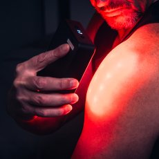 Cílená aplikace červeného světla na rameno s modelem VitaPort 1.0