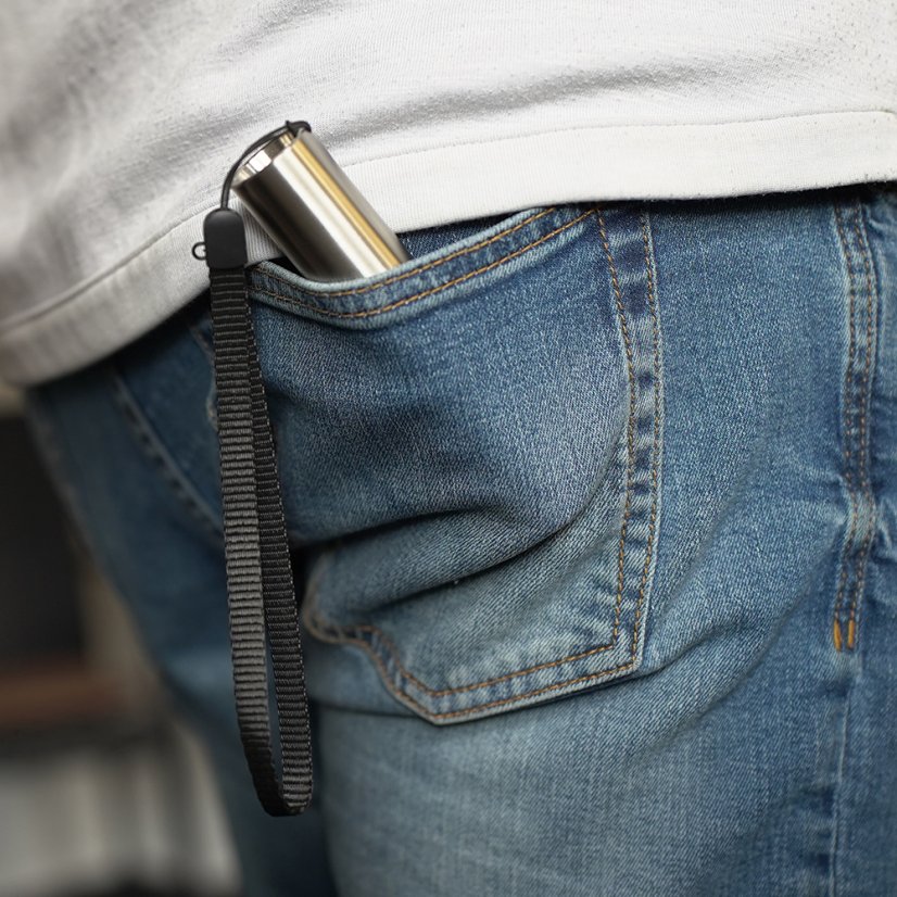 Ukázka velikosti pera VitaSpot v dlani – ideální do kapsy i kabelky