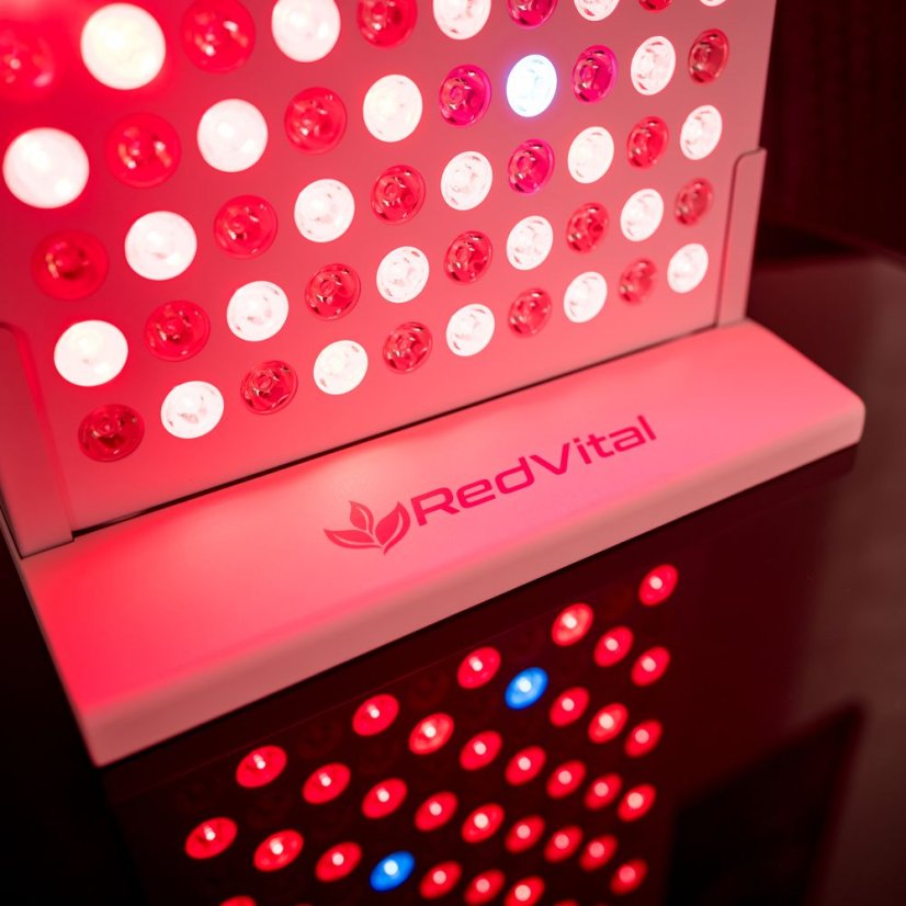 Středně velký panel VitaPro 1.1 instalovaný na stojanu v interiéru