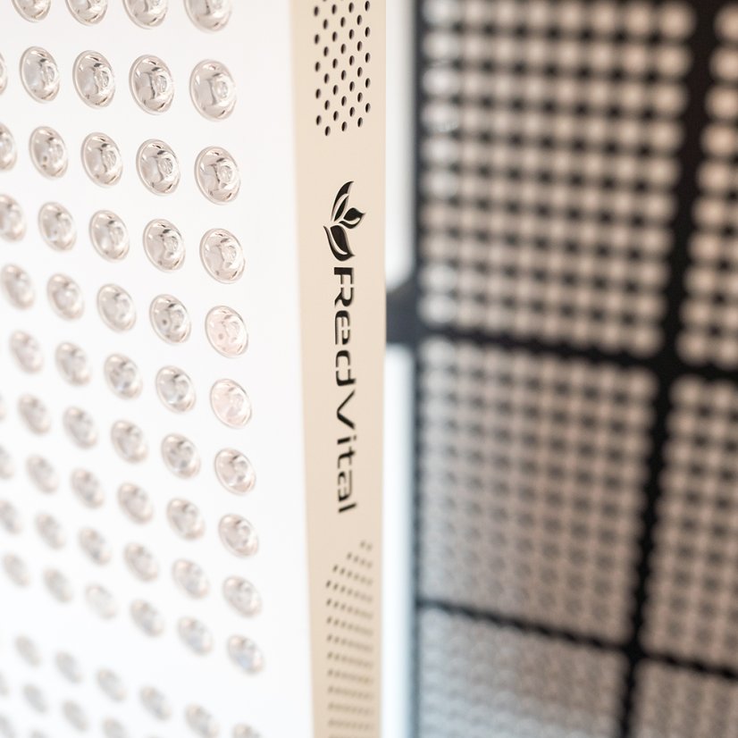 Středně velký panel na terapii červený světlem, logo RedVital